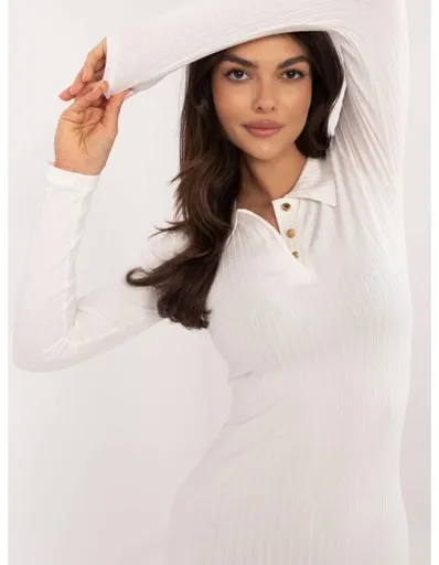 Základní šaty v barvě ecru s knoflíky ve výstřihu