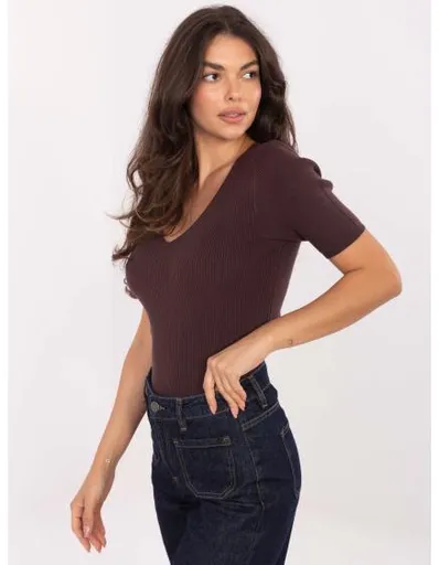 Tmavě hnědý přiléhavý svetr s pruhy