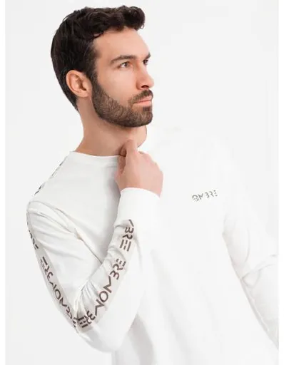 Pánské bavlněné tričko s dlouhým rukávem, výstřihem do U, lemováním a potiskem na hrudi – smetanové V3 OM-LSCL-0127