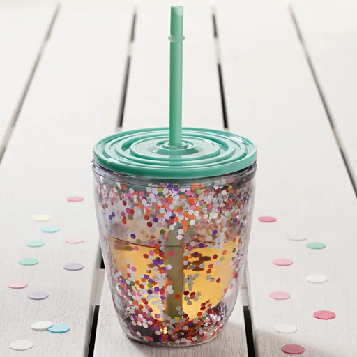 Pohár s víčky a brčky