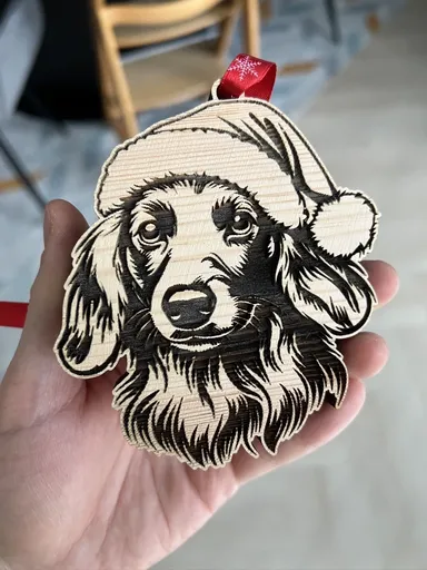 Vsepropejska Vánoční baňka psa se Santa čepicí Plemeno: Jezevčík