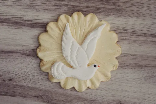 Svátost biřmování – cukrová dekorace holubice -