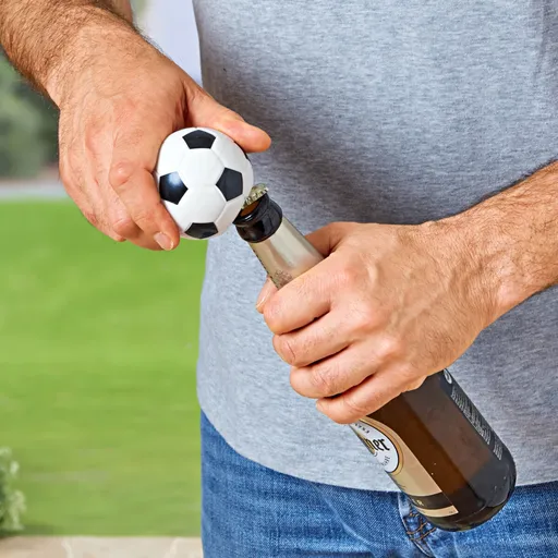 Otvírák na lahve s fotbalovou atmosférou