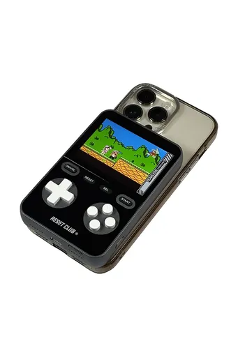 Powerbanka s integrovanou herní konzolí Reset Club Powerbank Gaming 7,5 × 2 × 11,5 cm