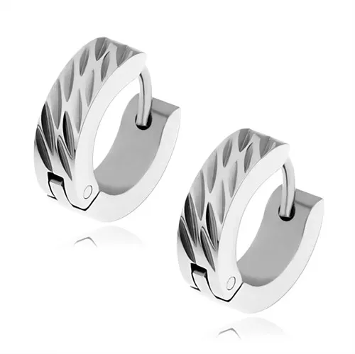 Lesklé ocelové náušnice stříbrné barvy, šikmé dekorativní zářezy