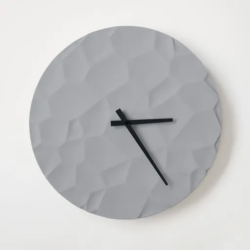 ODLITO Betonové nástěnné hodiny Měsíční kráter – šedá – 50 cm – černé ručičky