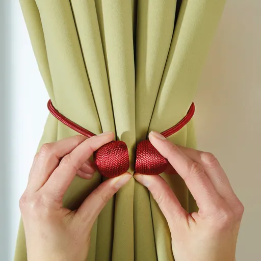 2 magnetické úchyty na závěsy