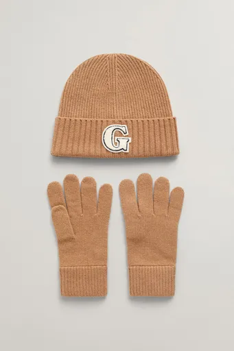 SET ČEPICE A RUKAVICE  GANT G BADGE BEANIE & GLOVES GIFT SET WARM KHAKI