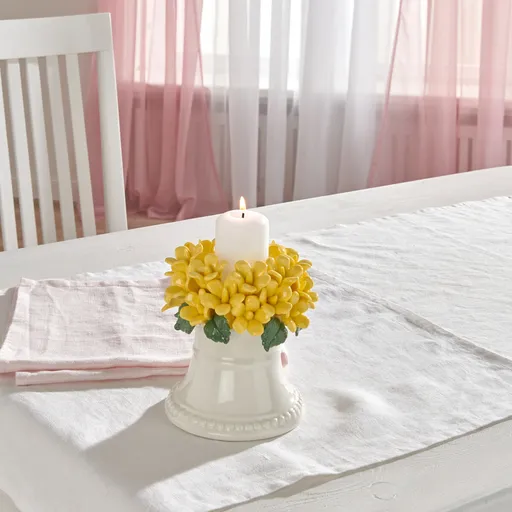 Svícen s květinovým věncem