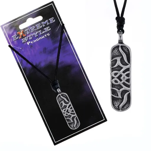 Černá šňůrka na krk a podlouhlá kovová tabulka, smyčky