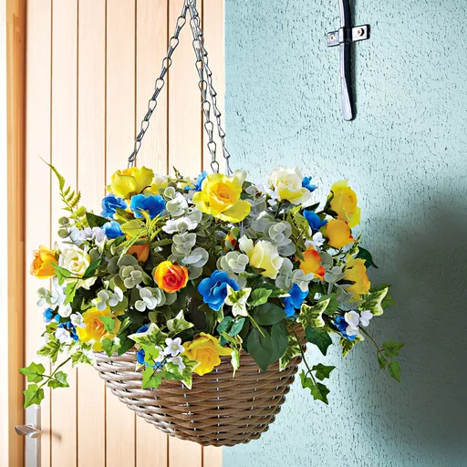 Závěsný koš s růžemi a petúniemi