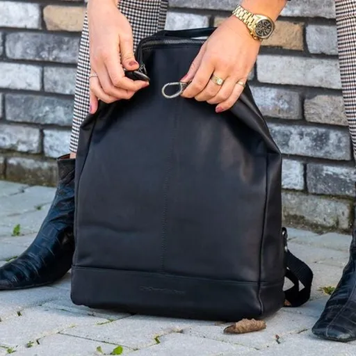 Dámský kožený batoh The Chesterfield Brand Menchester - černá