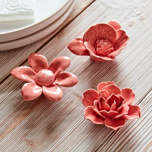 3 porcelánové květiny