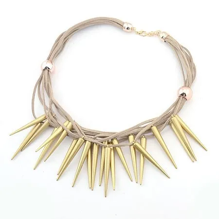 Náhrdelník z hnědých koženkových šňůrek a špičatých kuželů zlaté barvy