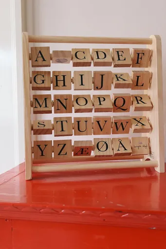 Manipulační hračka Konges Sløjd ABC WOODEN BLOCK FRAME FSC