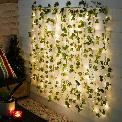 Břečťanový závěs se solárním osvětlením