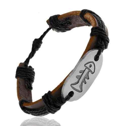 Náramek z tmavohnědé umělé kůže a černých šňůrek, ocelová známka, rybí kost