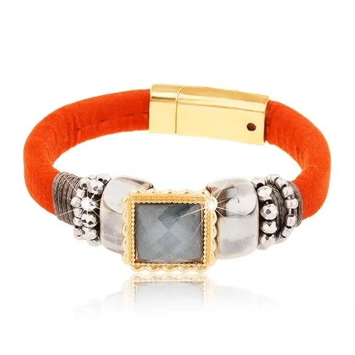 Náramek v cihlovém odstínu, šedý broušený čtverec, ozdobné korálky, šňůrky