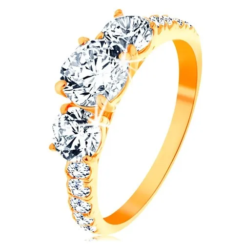 Zlatý prsten 585 - tři čiré vyvýšené zirkony, ramena vykládaná zirkonky - Velikost: 62