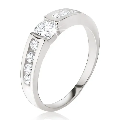 Stříbrný prsten 925 - čirý zirkon v kotlíku, drobné kamínky na ramenech - Velikost: 49