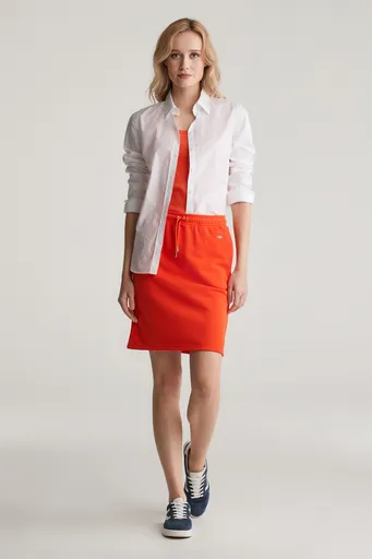 TEPLÁKOVÁ SUKNĚ GANT REG SHIELD SKIRT ORANGE RED