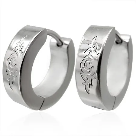 Kruhové ocelové náušnice stříbrné barvy, gravírovaný ornament