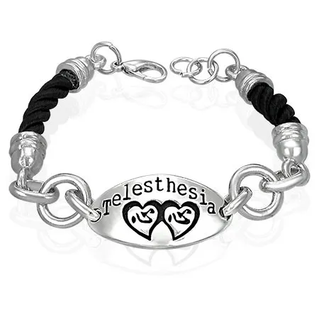 Náramek na ruku, zakroucená černá šňůrka, známka se srdci