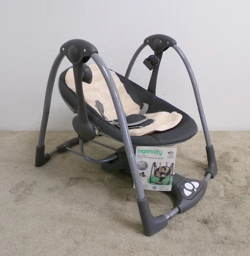 INGENUITY Houpačka konvertibilní vibrující s melodií Every Season™ Chic Boutique™ 0m+ do 9 kg