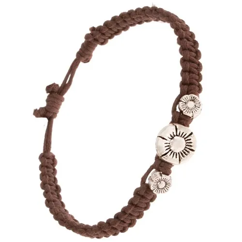 Pletený náramek z kaštanově hnědých šňůrek, tři patinované květy