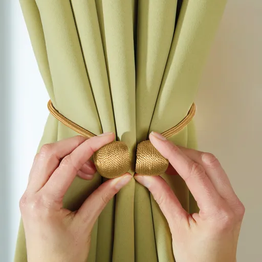 2 magnetické držáky závěsů