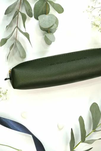 Designový penál tmavě zelený - Think. write. draw. repeat.