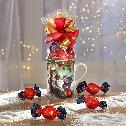 Hrnek na kávu  Vánoční kotě v košíku  s pralinkami