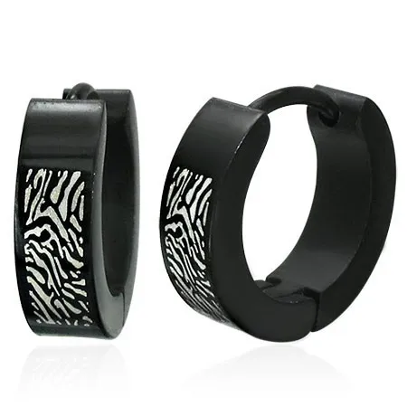 Kruhové ocelové náušnice černé barvy, vzor připomínající otisk prstu