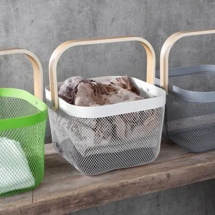 Drátěný košík s dřevěnou rukojetí