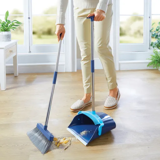 Smeták a lopatka s dlouhou rukojetí