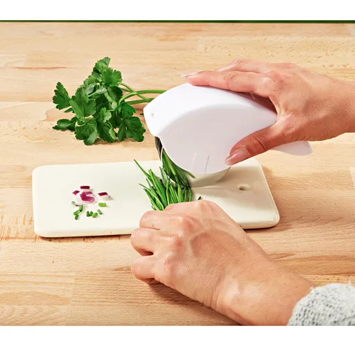 Kráječ cibule a bylinek