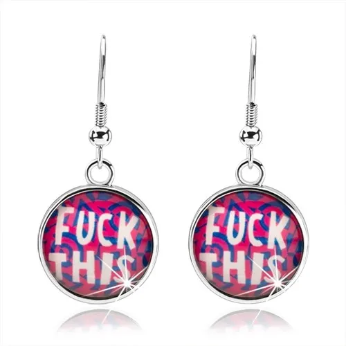 Cabochon náušnice visící na afro háčcích, bílý nápis "FUCK THIS", růžové pozadí